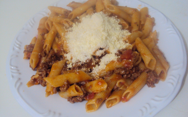 Penne ao molho salsaretti com carne moída