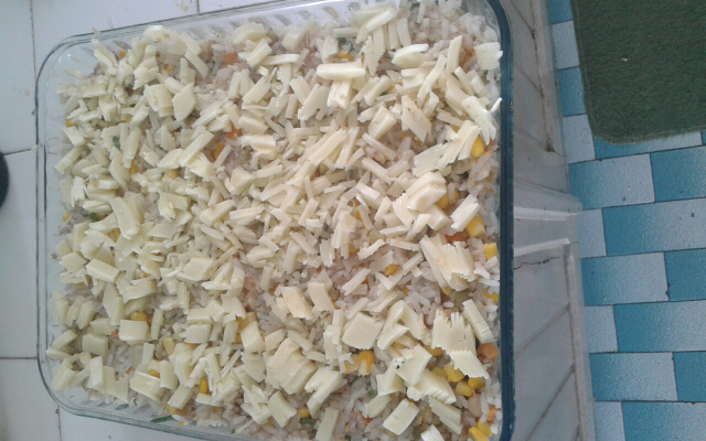 Arroz de forno com atum e legumes