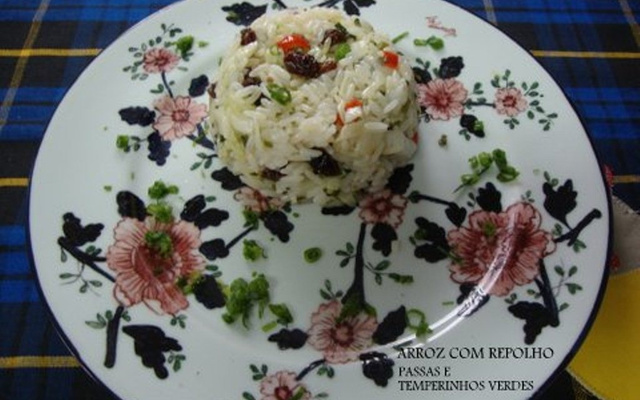 Arroz com repolho, passas e temperinhos verdes