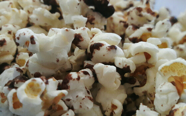 Pipoca doce (chocolate)