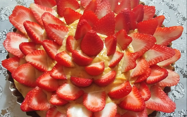 Torta de leite em pó com morangos