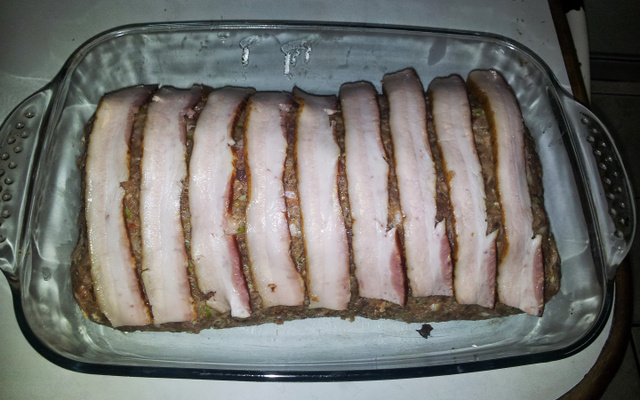 Rocambole de carne moída com linguiça