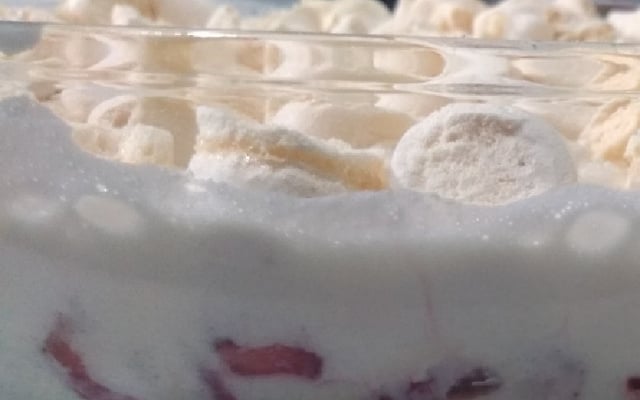 Merengue de morango com suspiro