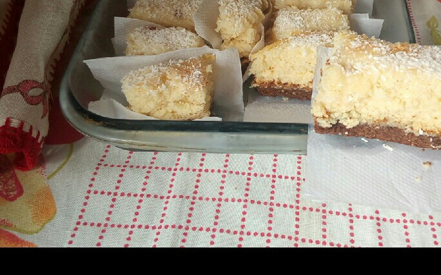 Bolo com massa de chocolate e leite condensado recheado com beijinho de coco