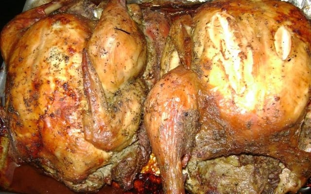 Frango assado ao molho de manjericão