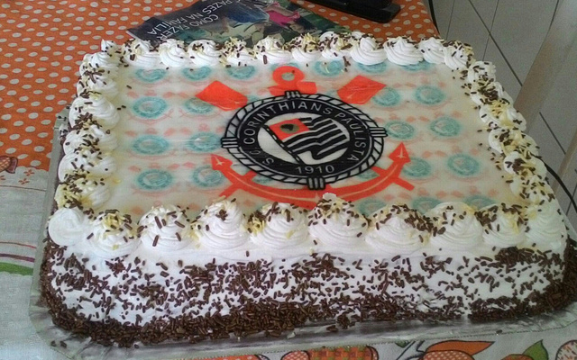 Bolo de leite ninho com chocolate branco