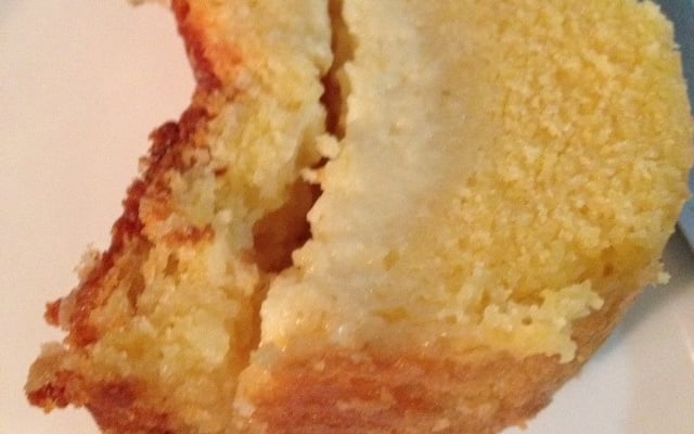 Bolo de fubá cremoso com queijo