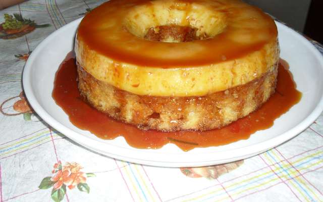 Bolo com pudim cremoso