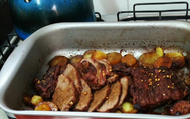 Carne assada com batatas