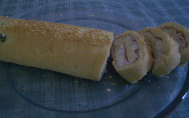 Rocambole de presunto e ricota