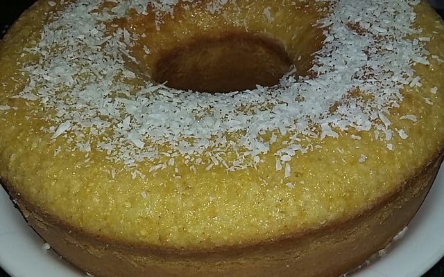 Bolo de milho verde com flocão e leite de coco