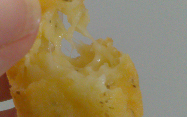 Bola de queijo com orégano