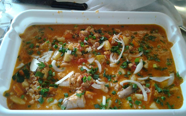 Moqueca de peixe com verduras ao leite de coco