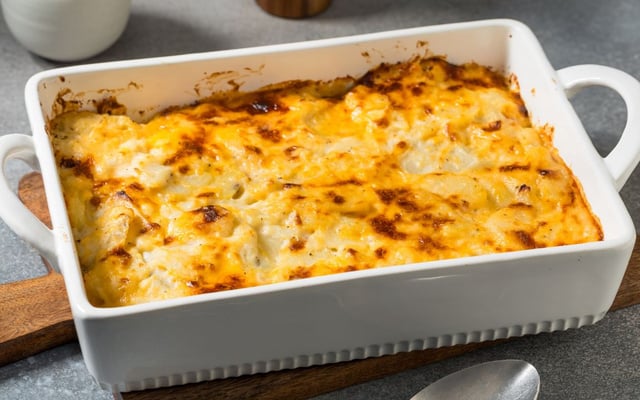 Escondidinho de bacalhau gratinado ao molho branco