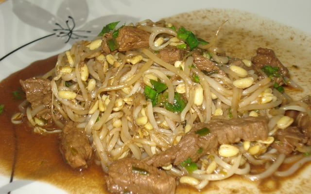 Broto de feijão com molho de soja (moyashi com shoyu)