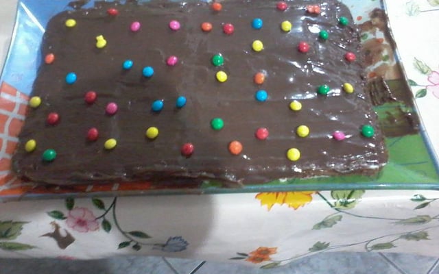 Bolo com cobertura de chocolate e M&M's