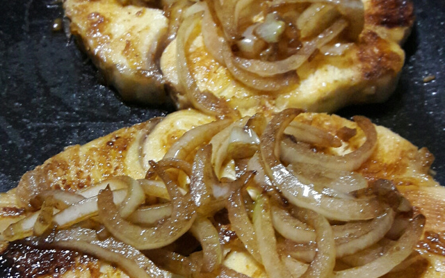 Filé de peixe acebolado