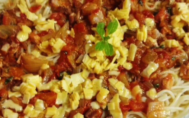 Macarronada ao molho de tomate, bacon e manjericão