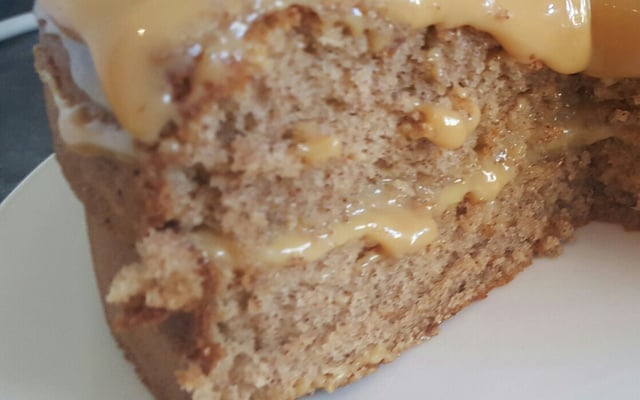 Bolo de canela com recheio e cobertura de doce de leite