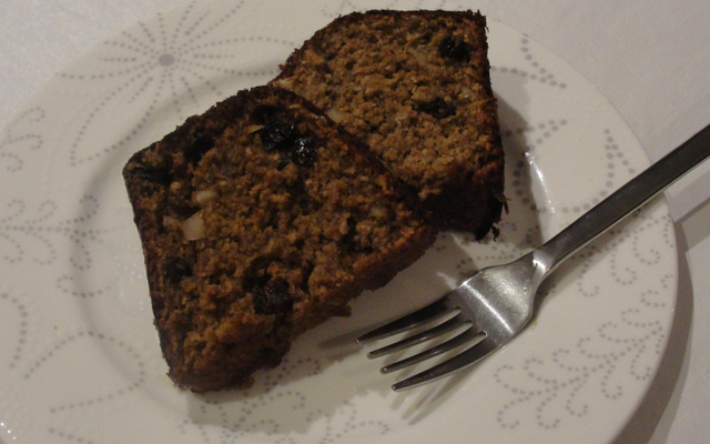 Bolo de banana com castanha-do-pará e passas
