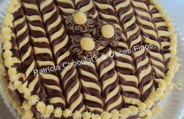 Bolo mesclado com cobertura de chocolate