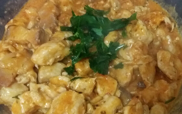 Frango com molho cremoso de coco