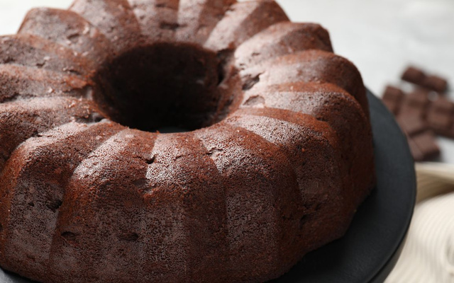 Bolo de chocolate simples, fofinho e aerado em um prato