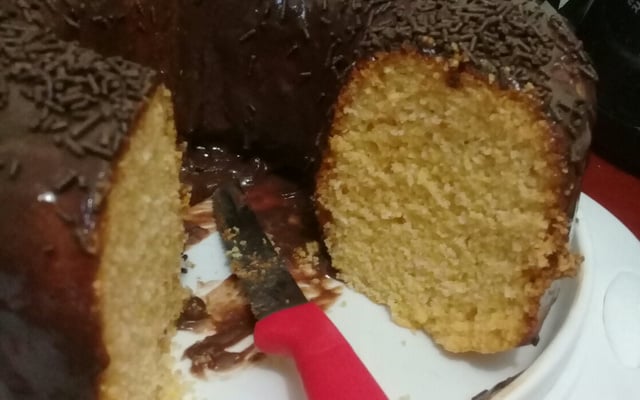 Bolo de milho com cobertura de chocolate