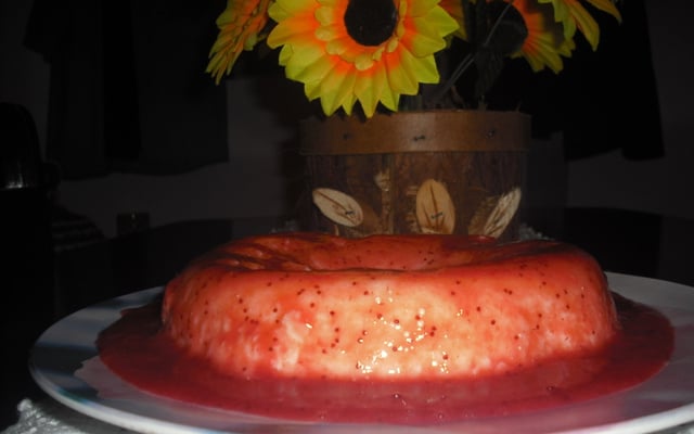 Pudim com calda de morango