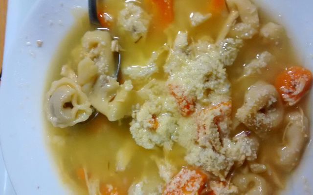 Sopa de Capeletti com Salsão