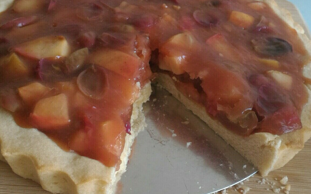 Torta de maçã e uva com suco de laranja