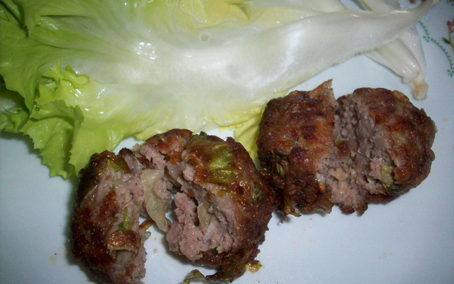 Bolinho de carne moída e escarola