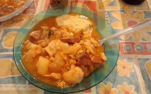 Mocotó com dobradinha, feijão branco e legumes da Vanessa