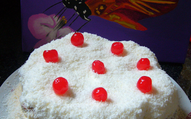 Bolo de bolacha com toque de café, natas e cerejas