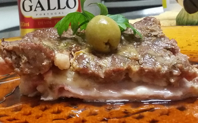 Bolo de carne moída recheado com presunto e mussarela