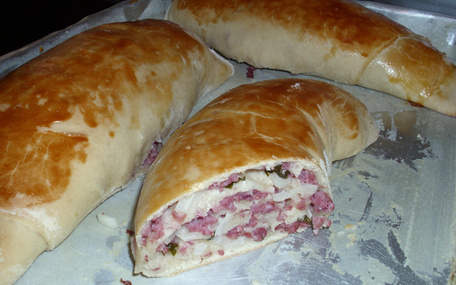 Pizza enrolada com recheio misto