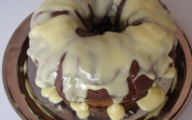 Bolo de chocolate com ameixas