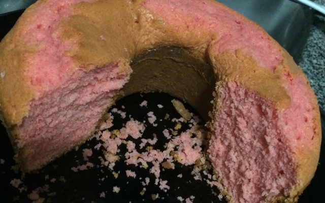 Bolo de morango cor de rosa