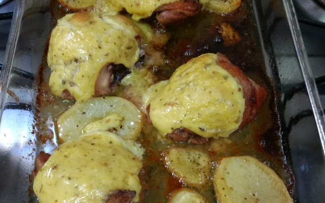 Coxa e sobrecoxa assada com molho de maionese