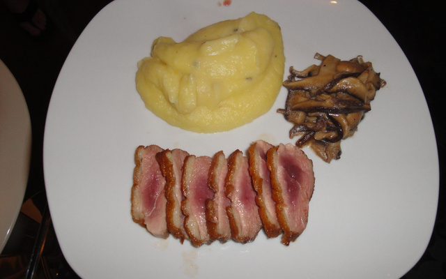 Magret de pato com purê trufado e shitake