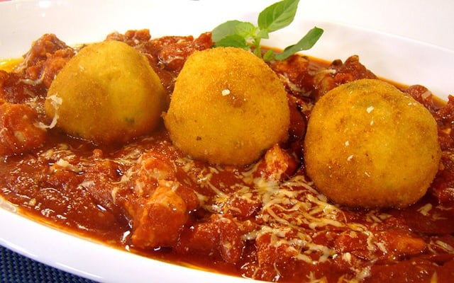 Nhoque frito de abóbora recheado de mussarela ao molho de linguiça fresca