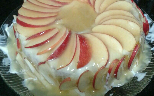 Bolo com maçã e calda de laranja