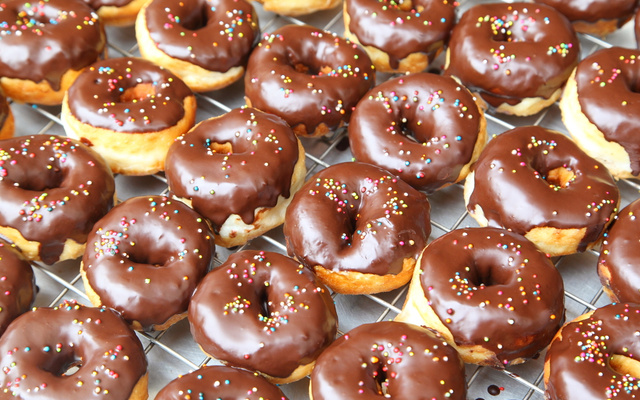 Rosquinha frita com cobertura de chocolate meio amargo