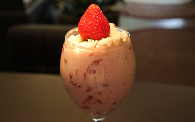 Merengue de morango com suspiros