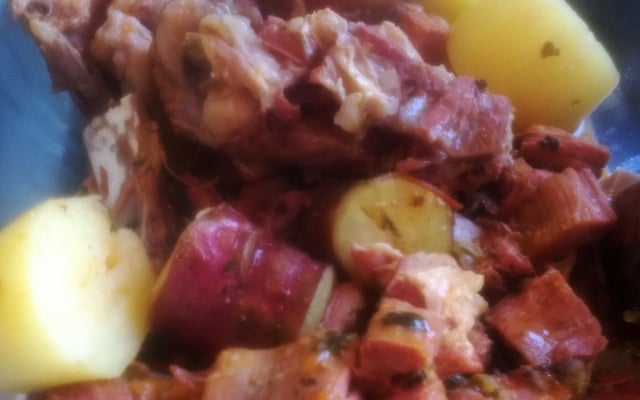 Costela bovina com batata e agrião