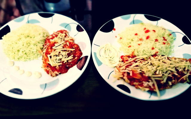 Peito de frango ao sugo com molho Heinz na frigideira