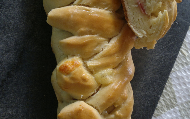 Pão de queijo e presunto