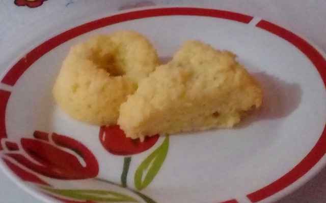 Bolo de mandioca com creme de leite