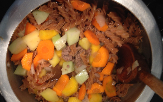 Sopa de macarrão com carne moída