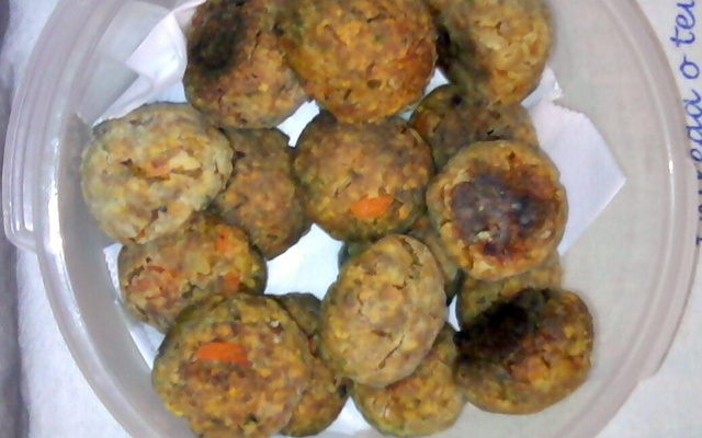 Bolinho de peixe com pão integral